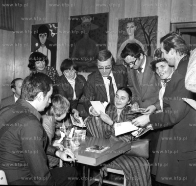 Wernisaz wystawy Lucyny Legut ( w srodku). (2_grudzien77_z.kosycarz_p15)...