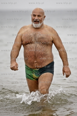 Noworoczna zimowa kapiel  gdanskich morsow na plazy...