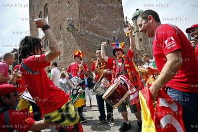 Hiszpanscy kibice opanowali  ul. Dluga i Dlugi Targ...
