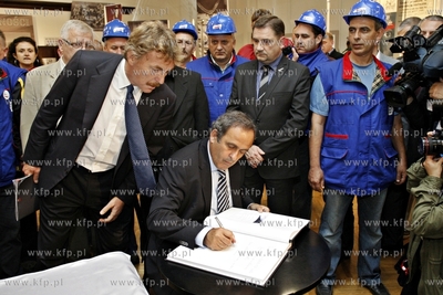 Delegaci UEFA z prezydentem Michaelem Platinim byli...