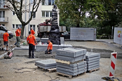 Na skwerze przed kosciolem sw. Brygidy postawiono pomnik...