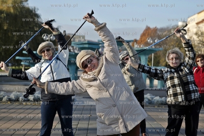 Zajecia z nordic walking grupy gdynskiego Centrum Aktywnosci...