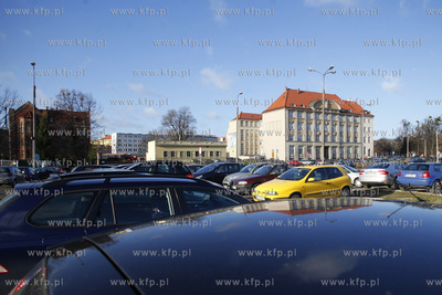 Parking na Targu Siennym i Rakowym w Gdansku.
28.11.2013
fot....