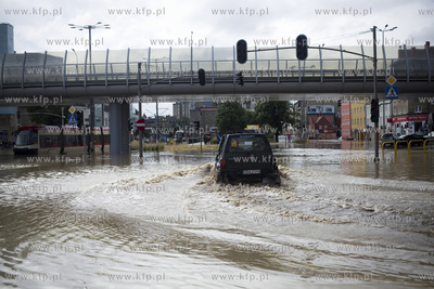 Zalane po intesywnych opadach deszczu skrzyżowanie...