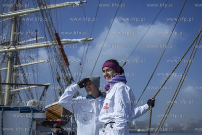 Powrót do portu w Gdyni żaglowca Dar Młodzieży...