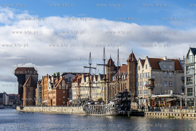 Gdańsk. Widok na Rybackie Pobrzeże nad Motławą....