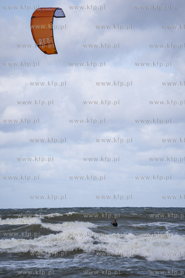 Kitesurferzy w Lubiatowie. 01.10.2023 fot. Paweł Marcinko...