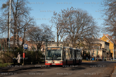 Autobus linii 148 na przystanku w okolicy Zajezdni...