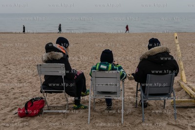 Sopot. Tlumy ludzi spacerują po plaży. 14.11.2020...