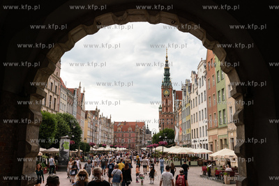 Gdańsk. 763. Jarmark św. Dominika. Nz. Widok na ulicę...