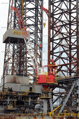 Samopodnosna platforma wiertnicza ENSCO100 przechodzi...