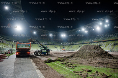 Gdansk. Stadion PGE Arena. Wymiana murawy przed meczem...