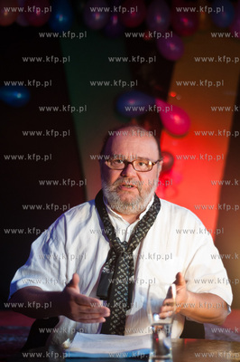 Gdansk. Oliwa. Dom Zarazy. Pisarz Pawel Huelle czyta...