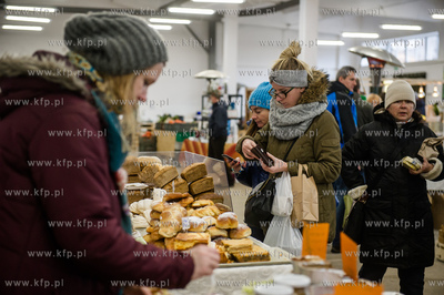 Gdansk. Hala postoczniowa przy ul. Doki 1. BioBazar...