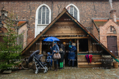 Gdansk. Zywa szopka Bozonarodzeniowa przy kosciele...