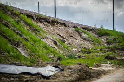Gdańsk. Uszkodzony przez silne opady deszczu nasyp...