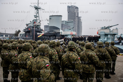 Gdynia. Nabrzeże Pomorskie. Uroczysta przysięga wojskowa...