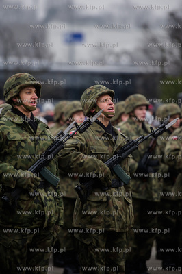 Gdynia. Nabrzeże Pomorskie. Uroczysta przysięga wojskowa...