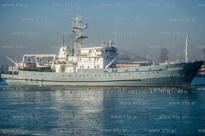 Port Wojenny w Gdyni Oksywiu. ORP Arctowski z grupą...