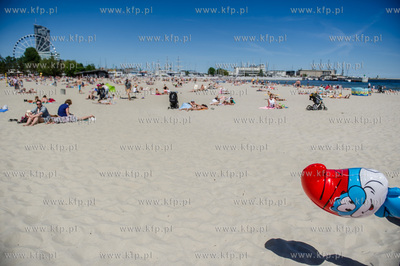 Gdynia. Słoneczna, upalna pogoda na plaży i bulwarze...