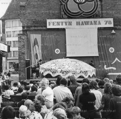 Festyn i wystepy zesplow mlodziezowych pod haslem Hawana78...