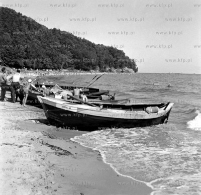 Gdynia Orlowo. Lodzie rybackie, w oddali klif. 1966z0002397Fot....