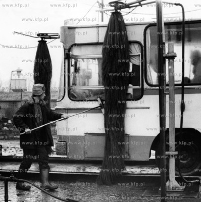 Myjnia autobusow w gdynskiej bazie PKS.
22.12.1983
odb_14_05_09
Fot....