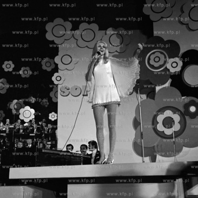 X Miedzynarodowy Festiwal Piosenki w Sopocie. Na scenie...