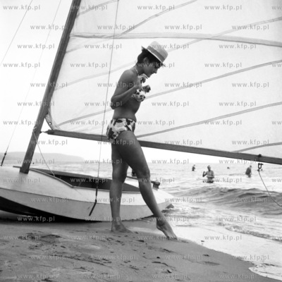 Dziewczyna przy zaglowce na plazy w Sopocie. 1965 0000589z...