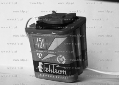 Ogniwo skladajace sie z trzech baterii R12. 
1964
0008109z
Fot....