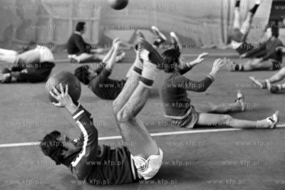 Trening piłkarzy Arki Gdynia w hali sportowej WSWF...