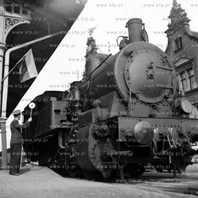Parowóz z serii TKw1 odjeżdza z peronu dworca PKP...