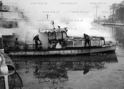 Pożar holowników Żuraw i Derkacz w porcie gdańskim....