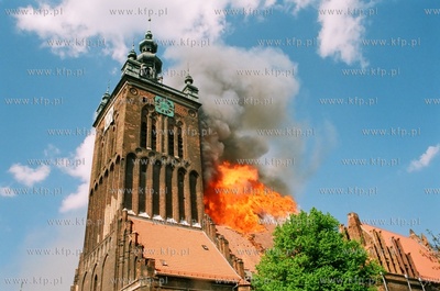 Pozar zabytkowego kosciola sw Katarzyny w Gdansku....