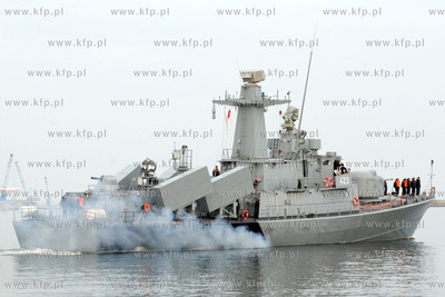 ORP GROM - okret rakietowy typu Orkan manerwrujacy...