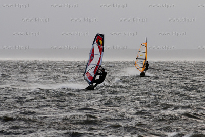 Sztorm na Zatoce Puckiej. Nz. Windsurfing w ekstremalych...