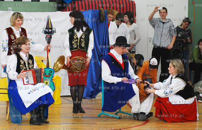 Uczniowie i pedagodzy rumskich szkol swietuja pierwszy...