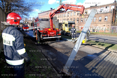 Gdansk Stocznia. Samochod dostawczy wjezdzajac na wiaduk...