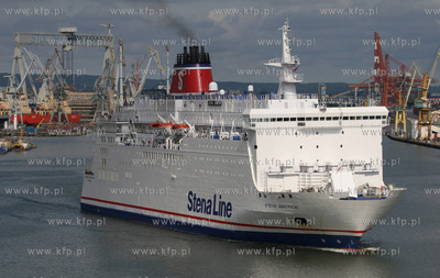 Prom Stena Baltica wyplywa z Portu Gdynia.
13.07.2008
fot....