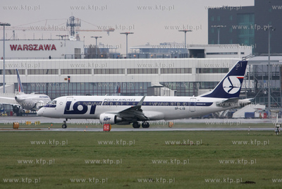 Warszawa, Okecie. Nz.Embraer EMB-175LR LOT Polskie...