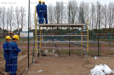 Ustka, robotnicy z Chin buduja w ramach rzadowego projektu...