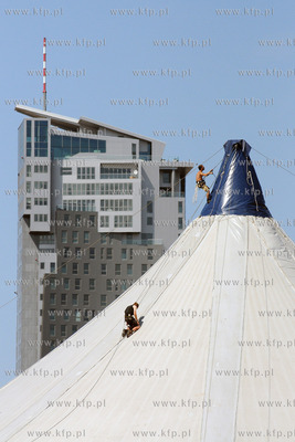 Na plazy w Srodmiesciu Gdynitrwa montaz gigantycznego...