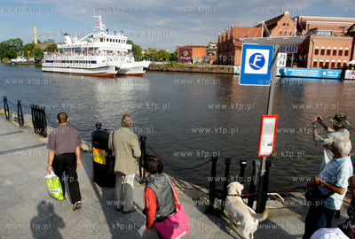 Gdansk. Tramwaj wodny Opal kursujacy na trasie Gdansk...