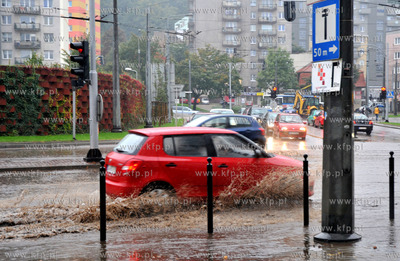 Gdynia. zbieg ul. Warszawskiej i Slaskiej. Zalane ulice...
