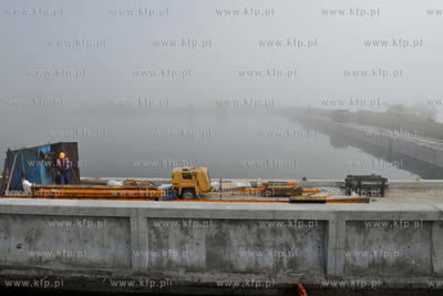 Sopot.  Mgla na budowie na molo. 15.04.2011 fot. Jerzy...