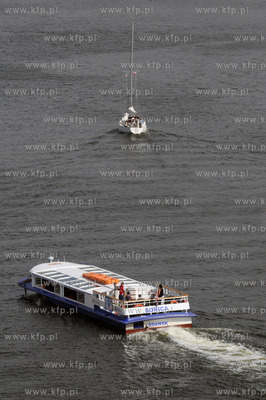 Tramwaj wodny SONICA podczas rejsu po gdanskim porcie....