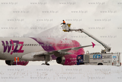 Zima w Porcie Lotniczym Gdansk im. Lecha Walesy. 19.02.2013...