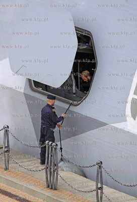 Do gdanskiego portu przypynal niecodzienny okręt HSwMS...