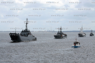 Parada wszystkich najwazniejszych klas okretow bedacych...