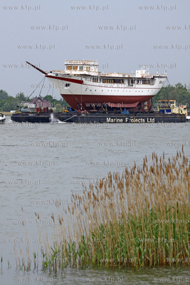 Transport kadluba do portu wewnetrzego w Gdansku szkolnego...
